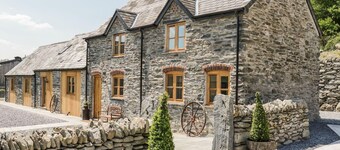 Cosy Barn - Sleeps 8, Hot Tub & Countryside Views