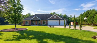 Luxury Serene Getaway w/Sparkling Pool near Ft. Moore & Callaway Gardens