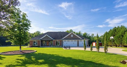 Luxury Serene Getaway w/Sparkling Pool near Ft. Moore & Callaway Gardens