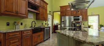 Luxury Serene Getaway w/Sparkling Pool near Ft. Moore & Callaway Gardens