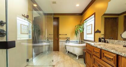 Luxury Serene Getaway w/Sparkling Pool near Ft. Moore & Callaway Gardens
