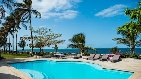 2 piscinas al aire libre, sombrillas, sillones reclinables de piscina