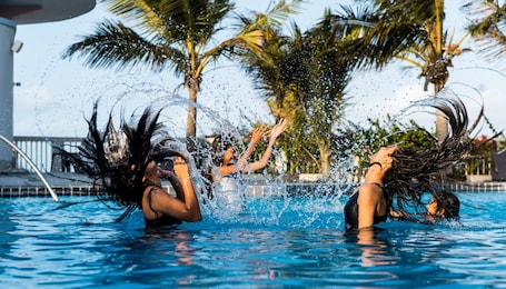 2 piscinas al aire libre, sombrillas, sillones reclinables de piscina