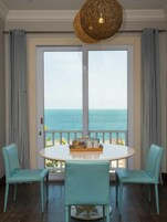 Minibar, caja de seguridad en la habitación y decoración personalizada 