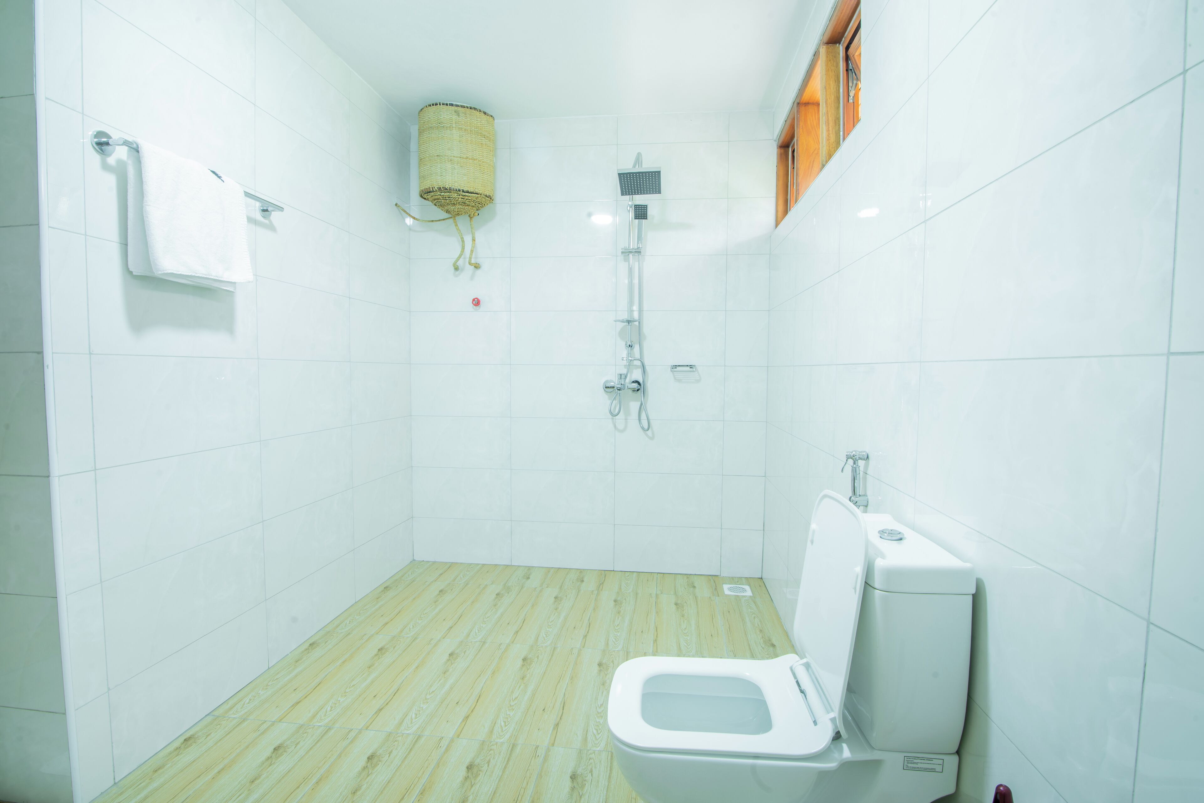 Amenidades de baño de diseñador, secadora de cabello, batas, pantuflas 