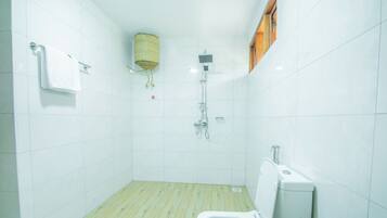 Designer toiletartikelen, een haardroger, badjassen, pantoffels