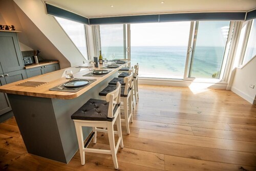 Relaxing penthouse break overlooking the sea with a 150m to the sandy beach