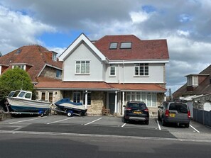 Exterior - Relaxing penthouse break overlooking the sea with a 150m to the sandy beach (Swanage)