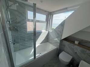Shower, towels, soap, shampoo - Relaxing penthouse break overlooking the sea with a 150m to the sandy beach (Swanage)