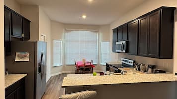Rumah | Dapur pribadi | Lemari es, microwave, oven, dan kompor