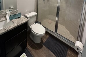 Separate bathtub and shower, deep-soaking bathtub, free toiletries - Luxury Villa Near Disney Golf Universal Shop Dine (Kissimmee)