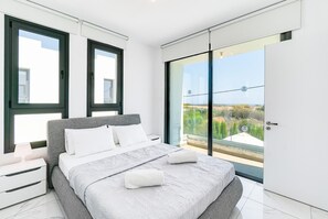 3 slaapkamers, een strijkplank/strijkijzer, wifi, beddengoed