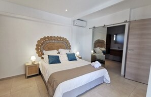 3 chambres, coffres-forts dans les chambres, fer et planche à repasser