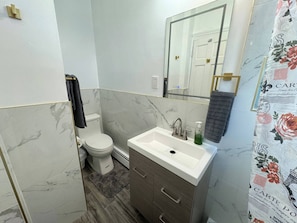 Bathroom - Huge 3 Bedrooms Apt 15 Minutes to NY City (West New York)