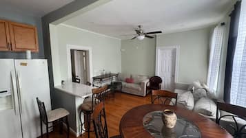 Departamento, 3 habitaciones, para fumadores, vista a la ciudad | Área de sala de estar
