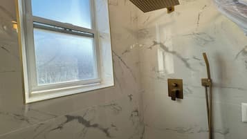 Apartment, 3 Bedrooms, Smoking, City View | Bathroom