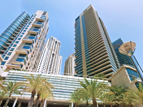 Exterior - Stylish 1BR in Al Sahab 2, Dubai Marina by Deluxe Holiday Homes (Dubai)