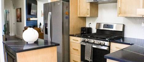 Kühlschrank, Mikrowelle, Ofen, Herdplatte