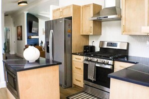 Kjøleskap, mikrobølgeovn, ovn og kokeplater