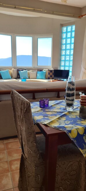 Superior-Apartment, Seeblick | Wohnzimmer