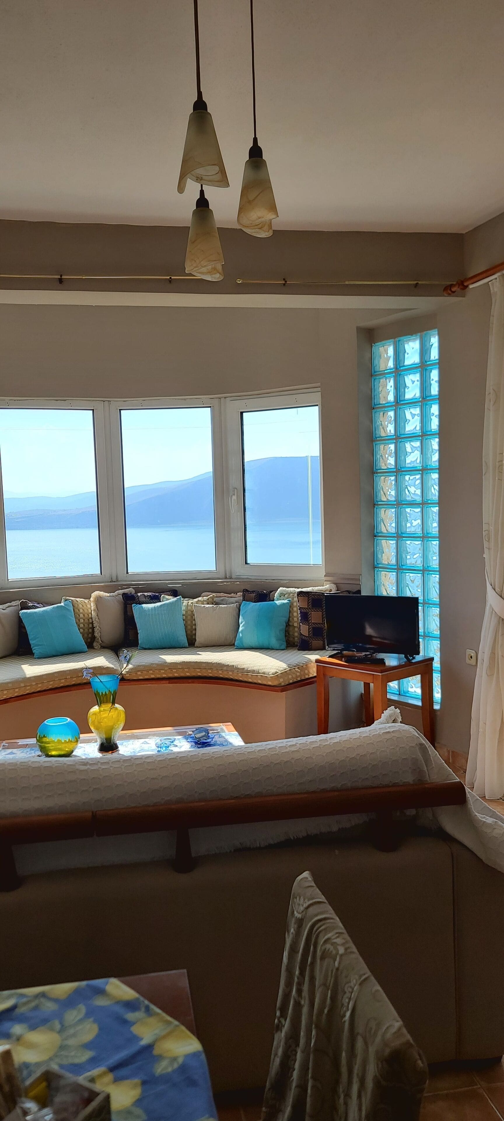 Superior Apartment, Lake View | Living area