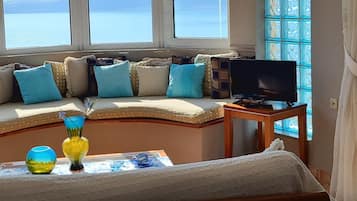 Superior Apartment, Lake View | Living area