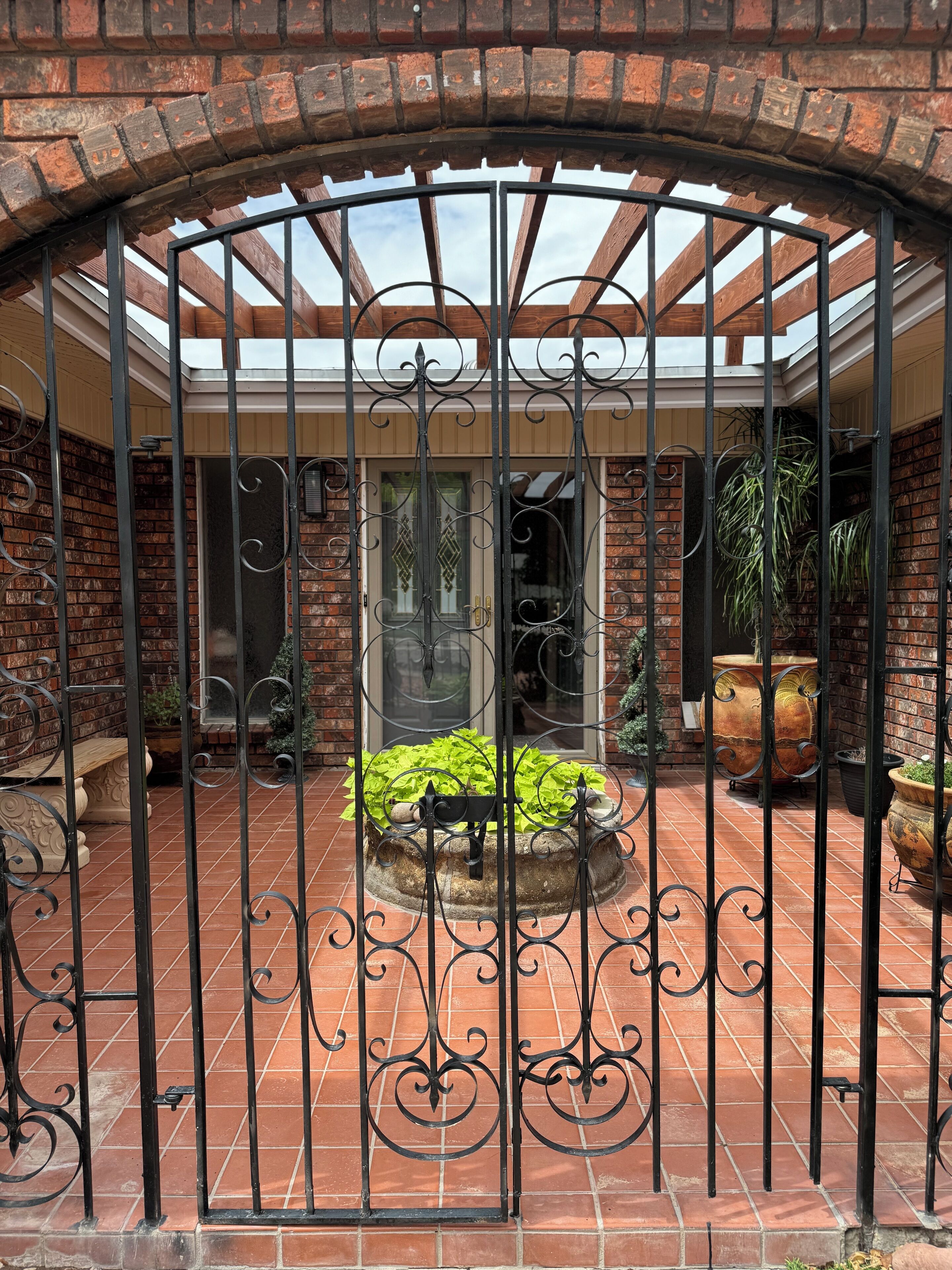 Delightful 3200 sqft 5-bedroom house in El Paso with WiFi, spacious to comfort. 