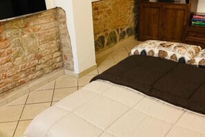 1 slaapkamer, een strijkplank/strijkijzer, wifi, beddengoed