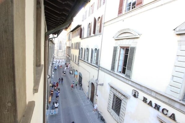 A street view with a building labeled "BANCA" and a pedestrian walkway.