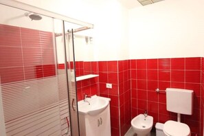 Shower, hair dryer, bidet, towels