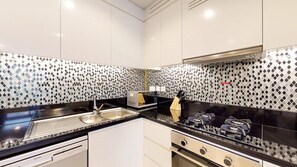 Réfrigérateur, micro-ondes, four, plaque de cuisson