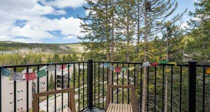 Cozy 2BR condo w/ ski-in/ski-out & hot tub