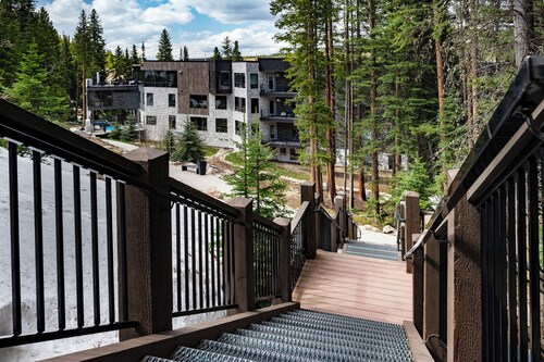 Ski-In/Out Mountain Condo + Hot Tub | 2BR