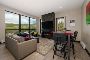 Smart TV, fireplace - Cozy 2BR condo w/ ski-in/ski-out access (Winter Park)