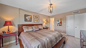 2 bedrooms, iron/ironing board, free WiFi, bed sheets - 2 Min Walk to Main Beach Access, Gulf Views, Heated Pool (Siesta Key)