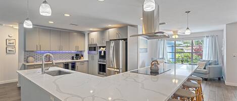 Refrigerador, microondas, horno, placa de cocina