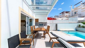 Outdoor dining - Luxurious 3 BDR House W/ Pool & BBQ by LovelyStay (Lagos)