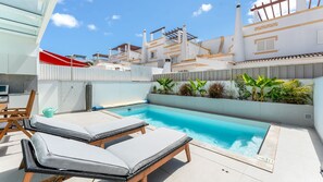 Pool - Luxurious 3 BDR House W/ Pool & BBQ by LovelyStay (Lagos)
