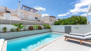 Pool - Luxurious 3 BDR House W/ Pool & BBQ by LovelyStay (Lagos)