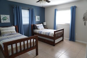 3 habitaciones, escritorio, tabla de planchar con plancha y wifi gratis