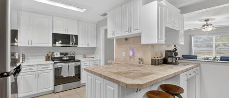 Kylskåp, mikrovågsugn, ugn och spishäll