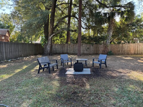 King, Close to  Downtown and WEC, FirePit, BBQ, Netflix, Fenced Backyard, DogsOk