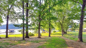 A park with a lake, trees, and a small building in the background. - Waterfront Wheeler Lake Home w/ Furnished Deck (Athens)