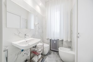 Chambre Confort avec lits jumeaux, vue sur la cour intérieure | Salle de bain | Articles de toilette (gratuits), pantoufles, bidet, serviettes fournies