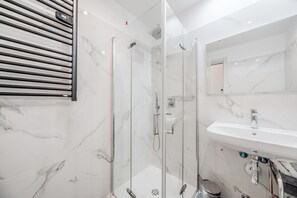 Chambre Simple Classique, vue ville | Salle de bain | Articles de toilette gratuits, chaussons, bidet, serviettes fournies