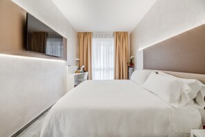 Minibar, in-room safe, blackout curtains, soundproofing - Room Milano Navigli (Milan)