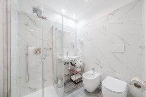 Chambre simple classique, vue sur la ville | Salle de bain | Articles de toilette (gratuits), pantoufles, bidet, serviettes fournies