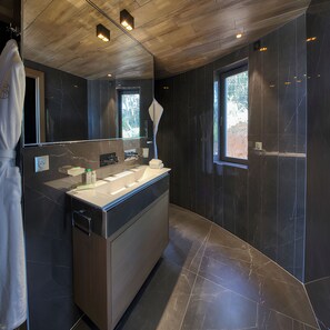 Asciugacapelli, asciugamani, sapone, carta igienica