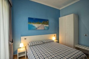 Doppel- oder Zweibettzimmer, Hügelblick | Kostenlose Minibar, schallisolierte Zimmer, kostenloses WLAN