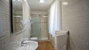 Chambre Double ou avec lits jumeaux, vue colline | Salle de bain | Douche, sĂšche-cheveux, serviettes fournies, savon